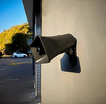 Sirene industrial BTK-SR4070 instalada em parede em ambiente externo