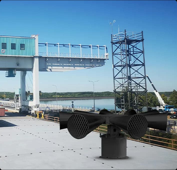 Sirene eletromecânica BTK-SR5050 fixada em ambiente industrial