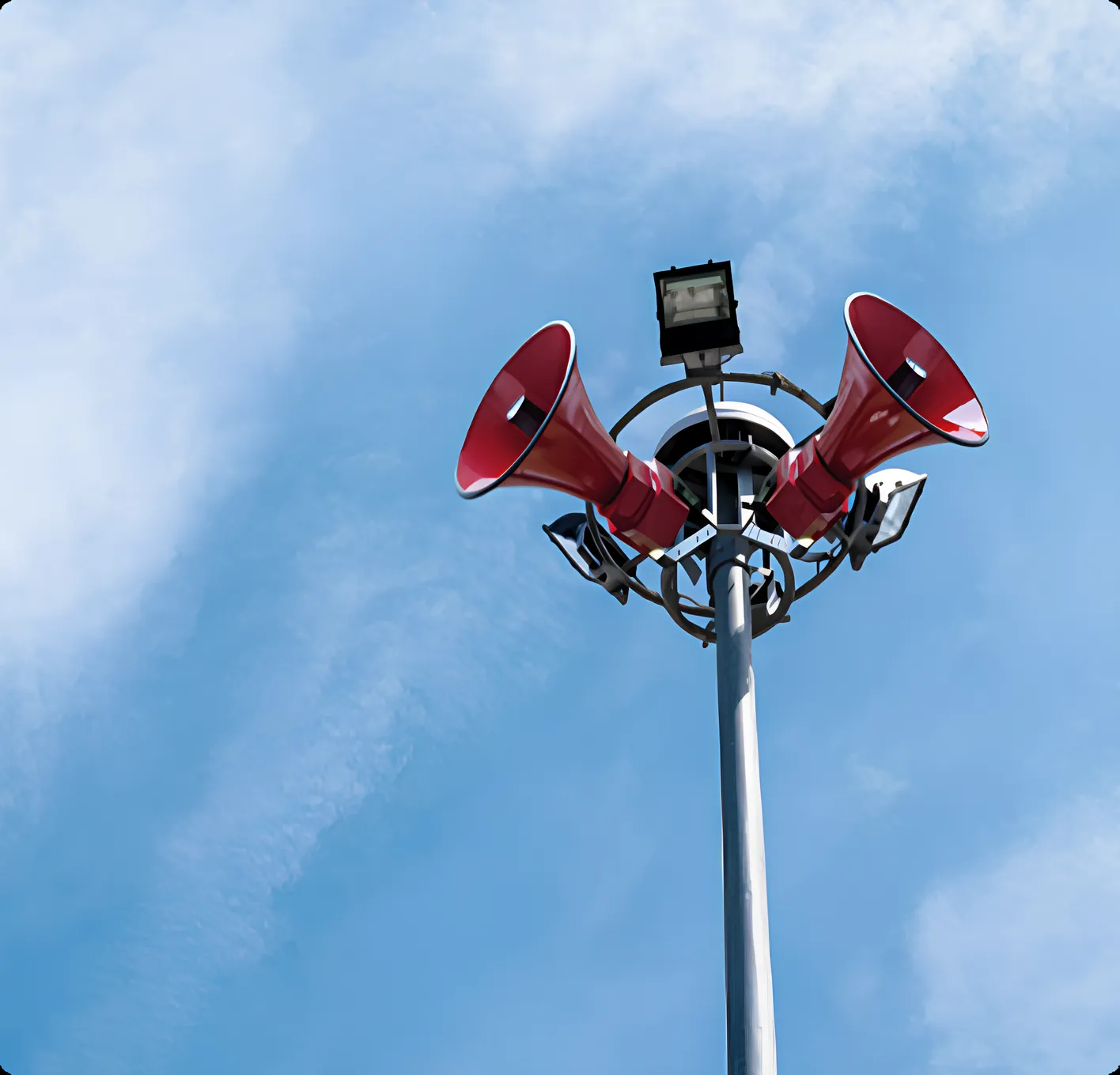 Sirene BTK-SR8310 montada em poste metálico em ambiente externo