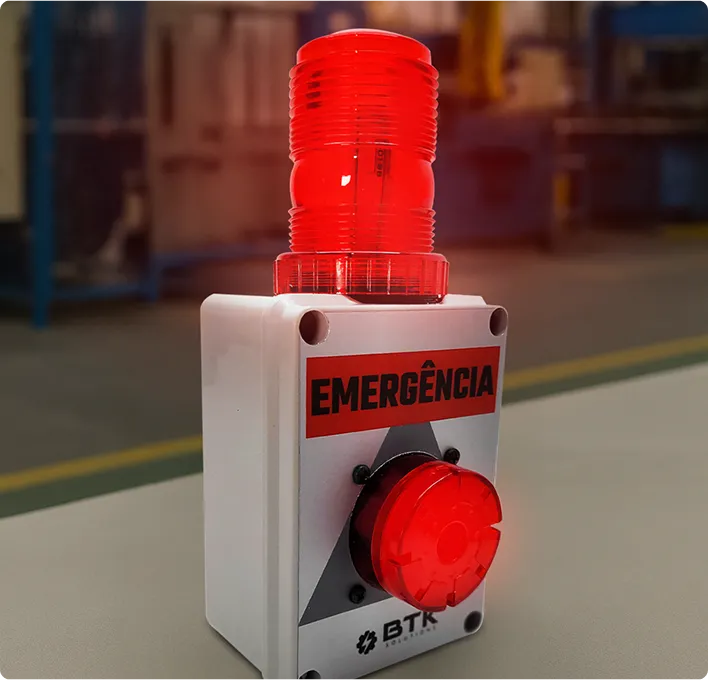 Sinalizador audiovisual BTK-SRZ3910 posicionado sobre mesa em ambiente fabril